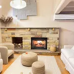 Poconos Modern Chalet - Home Theater - Hot Tub
